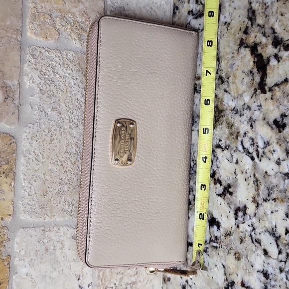 Michael Kors Ziparound Wallet - Picture 2 of 11